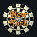 NEW YORK Retro Moderner orangefarbener Text Schwar Dartscheibe<br><div class="desc">NEW YORK Retro Moderner, orangefarbener Text auf dem Black and Light Cream Dart Board Spiel inklusive 6 Messingdarts 🎯 mit Ihrem Text oder Namen personalisieren, indem Sie die Personalisierungsoption auswählen. Bitte lass mir, ob Sie weitere Fragen haben und weil Zazzles Kundensupport die Kundenerfahrung abwickelt, können Sie den Zazzle Kundensupport per...</div>