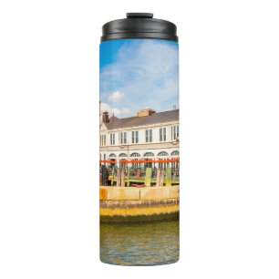 NEW YORK, USA - SEP 22, 2015: New York Peer on t Thermosbecher