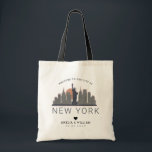 New York Wedding | Stilisierte Skyline Tragetasche<br><div class="desc">Eine einzigartige Hochzeitstasche für eine Hochzeit in der Stadt New York. In dieser Tasche wird die einzigartige Skyline der Stadt mit ihrem Namen darunter stilvoll dargestellt. Anschließend erhalten Sie Informationen zu Ihrem Hochzeitstag in einem passenden,  offenen Stil.</div>