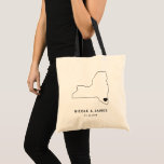 New York Wedding Welcome Bag Tasche, Black Map Tragetasche<br><div class="desc">Begrüßungsgeschenktasche mit Kartengrafik. Ihre Gäste werden in ihrem Hotel einchecken und diese Tasche mit den Leckereien,  die sie erwarten,  finden. Sie können das Herz mit der Funktion "Weiter anpassen" an den Ort Ihres großen Tages positionieren.</div>