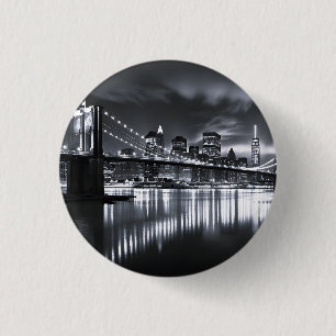 New Yorker Skyline Brooklyn Bridge Monochrom Nacht Button
