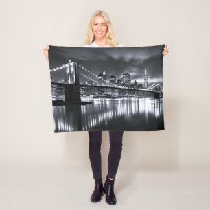 New Yorker Skyline Brooklyn Bridge Monochrom Nacht Fleecedecke