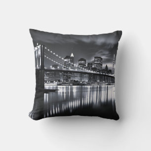 New Yorker Skyline Brooklyn Bridge Monochrom Nacht Kissen