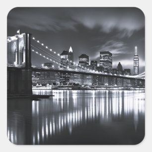 New Yorker Skyline Brooklyn Bridge Monochrom Nacht Quadratischer Aufkleber