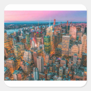 New Yorker Stadtsilhouette bei Sonnenuntergang   N Quadratischer Aufkleber