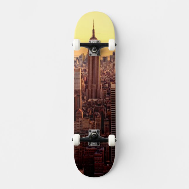 New Yorkskylinestadt mit Reich-Staat Skateboard (Vorderseite)