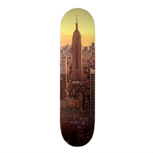 New Yorkskylinestadt mit Reich-Staat Skateboard