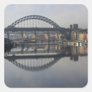 Newcastle Quayside und die Tyne Bridge Quadratischer Aufkleber