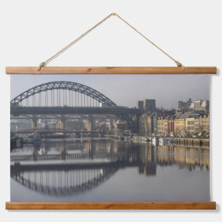 Newcastle Quayside und die Tyne Bridge Wandteppich Mit Holzrahmen