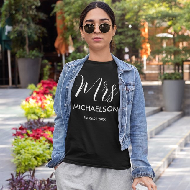 Newlylierte Typografie-Skript T-Shirt (Von Creator hochgeladen)