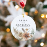 Newlyly First Christmas Boho Foto Keramik Ornament<br><div class="desc">Neu verheiratete Weihnachts-Boho Foto Weihnachtsschmuck. Klicken Sie auf Personalisieren,  um Ihre Verzierung anzupassen. Ändern Sie Foto,  Namen und Gruß,  um Ihre persönliche Touch hinzuzufügen. Entsprechende Artikel in unserem Shop Cava Party Design</div>