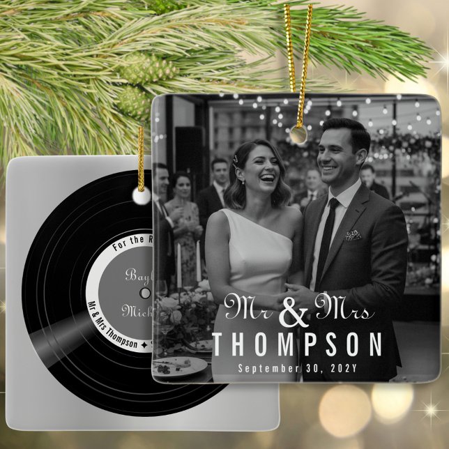 Newlywed Vinyl Record Album Cover Mr & Mrs Photo Keramikornament (Keepsake first Christmas photo ornament for vinyl record lovers to celebrate as newlyweds!)