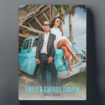 Newlyweds Einziges Honeymoon-Foto Fotoplatte<br><div class="desc">Fangen Sie ein kreatives Flitterwochen-Foto für Ihre Memento-Foto-Plakette mit einem lustigen oder einzigartigen Foto von sich selbst, Spaß zu haben! Sie können die Typfarbe und den Stil Ihres Schriftartes mit dem einfachen Designwerkzeug ändern. Wählen Sie einfach Ihren Typ im Bild und wählen Sie dann aus den Stilen auf der rechten...</div>