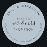 Newlyweds geben Name Adresse Dusty Blue zurück Runder Aufkleber<br><div class="desc">Ein modernes, vollständig anpassbares typografisches Design mit Ihren oben gekrümmten Namen und Ihrer Rücksendeadresse gebogen unten und Text in der Mitte Der neue Herr und Frau und Ihr verheirateter Name auf einem staubblauen Hintergrund. Der gesamte Text kann leicht personalisiert werden. Sie können auch Hintergrund- und Textfarben nach Ihrem Hochzeitstil ändern,...</div>