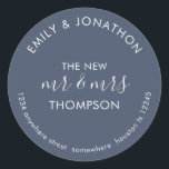 Newlyweds geben Name Adresse Dusty Navy Blue zurüc Runder Aufkleber<br><div class="desc">Newlyweds geben Name Adresse Dusty Navy Blue> Ein modernes, vollständig anpassbares typografisches Design mit Ihren Namen oben gebogen und Ihre Rücksendeadresse gebogen unten und Text in der Mitte The New Mr und Mrs. Und Ihr verheirateter Name auf einem staubigen marineblau blauen Hintergrund. Der gesamte Text kann leicht personalisiert werden. Sie...</div>