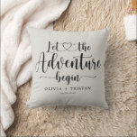 Newlyweds Wedding Keepake Kissen<br><div class="desc">Einfaches Skript "lass das Abenteuer beginnen" Zitat mit Herz, um mit Ihren Namen und Hochzeitsdatum anpassen. Moderner Stil für junge Jungvermählte. Skriptziffer und minimalistische Sans Serifennamen.</div>