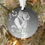 Newlywings First Christmas Simple Foto Ornament<br><div class="desc">Feiern Sie Ihr erstes Weihnachten als Herr. & Mrs. mit diesem sehr trendigen Foto-Ornament. Anpassen Sie den Wortlaut einfach und ändern Sie das Foto,  um einen Speicher zu erstellen,  der für immer gültig sein wird.</div>