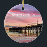 Newport Beach 2-seitig rund Keramik Ornament<br><div class="desc">Schöner Newport Strand in Südkalifornien mit dem Balboa Pier auf der einen Seite und dem alten Dory Holzboot auf der anderen Seite.</div>