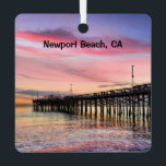 Newport Beach Balboa Pier 2 Seite, Ornament Aus Metall<br><div class="desc">Schöner Newport Strand in Südkalifornien mit dem Balboa Pier bei Sonnenuntergang. Dieses zweiseitige Ornament ist lebendig mit verschiedenen Aussichten und macht einen großartigen Urlaub memento.</div>
