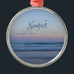 Newport Beach California Ocean Sunrise Blue Ornament Aus Metall<br><div class="desc">Newport Beach California Ocean Sunrise Blue Schönes Foto von Newport Beach Sonnenaufgang. Man fühlt sich hier in Ruhe und Gelassenheit, wenn der Vogel durch die Luft fliegt und die Meeresbrise ins Gesicht strömt. Hören Sie sich die Lichtwellen an, während sie einrollen und erinnern Sie sich an einen Urlaub, den Sie...</div>