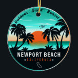 Newport Beach California Retro Sunset Souvenir 80e Keramik Ornament<br><div class="desc">Newport Beach California Retro Sunset Souvenir 60er. Newport Beach California Tropical Retro Sunset Design. Genießen Sie die Nostalgie von Newport Beach mit unserem Vintagen Souvenir, das speziell für Urlauber am Meer entworfen wurde. Dieses Design erinnert an eine vergangene Zeit und verkörpert die Ruhe und Schönheit der Bucht, die als eine...</div>