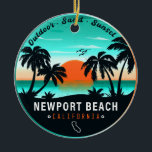 Newport Beach California Retro Sunset Souvenir 80e Keramik Ornament<br><div class="desc">Newport Beach California Retro Sunset Souvenir 60er. Newport Beach California Tropical Retro Sunset Design. Genießen Sie die Nostalgie von Newport Beach mit unserem Vintagen Souvenir, das speziell für Urlauber am Meer entworfen wurde. Dieses Design erinnert an eine vergangene Zeit und verkörpert die Ruhe und Schönheit der Bucht, die als eine...</div>