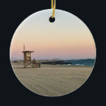 Newport Beach in Sunset, Kalifornien Keramik Ornament<br><div class="desc">Blick auf Newport Beach vom Schutzturm 52,  der in Richtung Süden in Richtung Pier zeigt. Der rosa Himmel,  der Sand glüht auch. Foto wurde im November 2022 aufgenommen.</div>