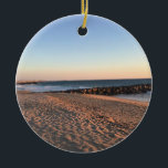 Newport Beach in Sunset, Kalifornien Keramik Ornament<br><div class="desc">Blick auf Newport Beach vom Schutzturm 52,  der in Richtung Süden in Richtung Pier zeigt. Der rosa Himmel,  der Sand glüht auch. Foto wurde im November 2022 aufgenommen.</div>