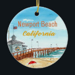 Newport Beach Pier Schmuck Keramik Ornament<br><div class="desc">Feiern Sie den Charme des Newport Beach Pier mit diesem kalifornien-inspirierten Schmuck. Ob er Sie an Spaziergänge am Ozean, Tage am Strand oder Ihre Verbindung zu diesem klassischen Landmark Süd-Kaliforniens erinnert, er fügt Ihrem Weihnachtsdekor eine entspannte Westküsten-Note hinzu. Ein bedeutungsvolles Erinnerungsstück für jeden, der Newport Beach liebt oder gerne reiseinspirierte...</div>