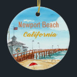 Newport Beach Pier Schmuck Keramik Ornament<br><div class="desc">Feiern Sie den Charme des Newport Beach Pier mit diesem kalifornien-inspirierten Schmuck. Ob er Sie an Spaziergänge am Ozean, Tage am Strand oder Ihre Verbindung zu diesem klassischen Landmark Süd-Kaliforniens erinnert, er fügt Ihrem Weihnachtsdekor eine entspannte Westküsten-Note hinzu. Ein bedeutungsvolles Erinnerungsstück für jeden, der Newport Beach liebt oder gerne reiseinspirierte...</div>