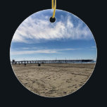 Newport Pier, Newport Beach, Kalifornien Keramik Ornament<br><div class="desc">Aussicht auf den Newport Pier in Newport Beach,  Kalifornien. Der Anlegesteg wurde 1889 erbaut und ist eine Sehenswürdigkeit von Newport Beach. Es ist ein sehr beliebter Ort für einheimische Fischer und Surfer! Foto wurde im November 2022 aufgenommen.</div>