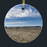 Newport Pier, Newport Beach, Kalifornien Keramik Ornament<br><div class="desc">Aussicht auf den Newport Pier in Newport Beach,  Kalifornien. Der Anlegesteg wurde 1889 erbaut und ist eine Sehenswürdigkeit von Newport Beach. Es ist ein sehr beliebter Ort für einheimische Fischer und Surfer! Foto wurde im November 2022 aufgenommen.</div>