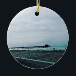 Newport Pier, Newport Beach, Kalifornien Keramik Ornament<br><div class="desc">Ein Rückblick auf den Newport Pier in Newport Beach, Kalifornien. Der Anlegesteg wurde 1889 erbaut und ist eine Sehenswürdigkeit von Newport Beach. Es ist ein sehr beliebter Ort für einheimische Fischer und Surfer! Dieses Foto wurde im Januar 2016 aufgenommen.</div>