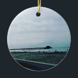 Newport Pier, Newport Beach, Kalifornien Keramik Ornament<br><div class="desc">Ein Rückblick auf den Newport Pier in Newport Beach, Kalifornien. Der Anlegesteg wurde 1889 erbaut und ist eine Sehenswürdigkeit von Newport Beach. Es ist ein sehr beliebter Ort für einheimische Fischer und Surfer! Dieses Foto wurde im Januar 2016 aufgenommen.</div>