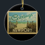 Newport Rhode Island Ornament Beach Vintag<br><div class="desc">Dieses Greetings From Newport Vintage Postcard Design verfügt über einen Sandstrand mit einem schönen türkisfarbenen Ozean und über dem Meer,  einem blauen Himmel mit billigen weißen Wolken. Im Vintage Reisen Stil.</div>