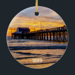 Newport's Balboa Pier 2 rund Keramik Ornament<br><div class="desc">Schöner Newport Strand in Südkalifornien mit dem Balboa Pier mit Sonnenlicht und Sonnenuntergang. Dieses zweiseitige Ornament ist lebendig mit verschiedenen Aussichten und macht einen großartigen Urlaub memento.</div>