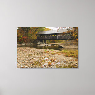 Newry Covered Bridge über den Fluss im Herbst Leinwanddruck