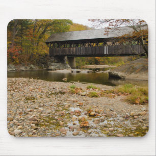 Newry Covered Bridge über den Fluss im Herbst Mousepad