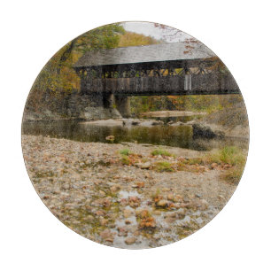 Newry Covered Bridge über den Fluss im Herbst Schneidebrett