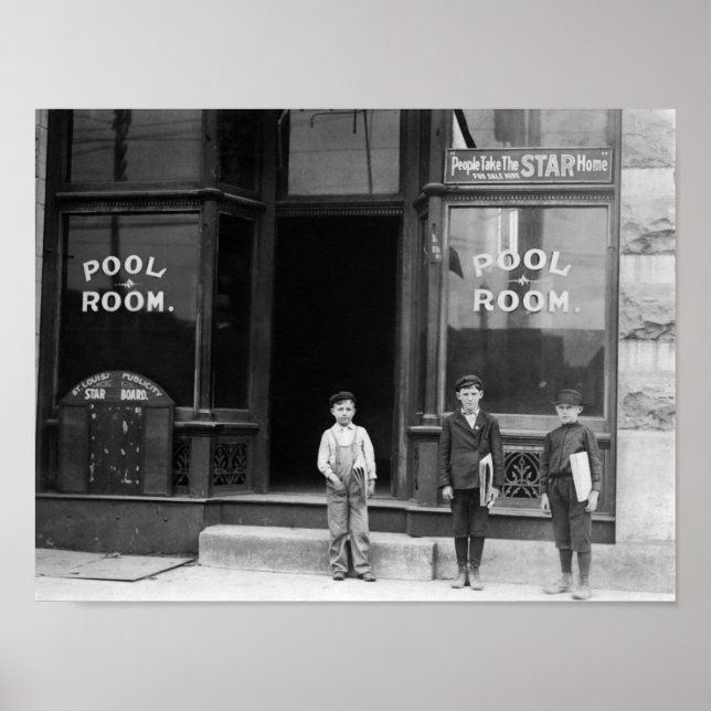 Newsies Outside a Pool Room - St. Louis - 1910 Poster (Vorne)