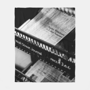 NEWSPAPIERE AUF DER WALL STREET JOURNAL RACK FLEECEDECKE