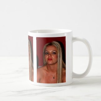 Neyde durchbohrt Tasse