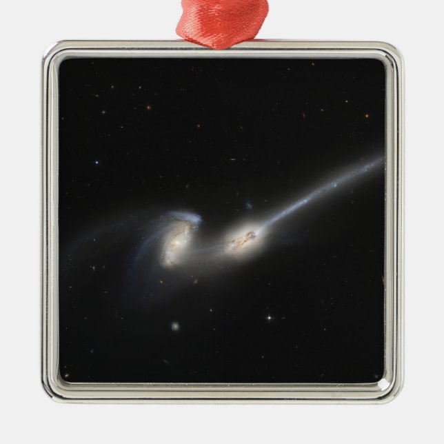 NGC 4676, auch bekannt als die Mäuseggalaxien Silbernes Ornament (Vorne)