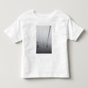Ngong Ping Seilbahn im dichten Nebel Kleinkind T-shirt