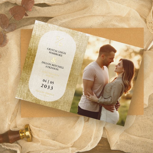 Nice Golden Textured Effect Wedding Initials Foto Folieneinladung (Von Creator hochgeladen)