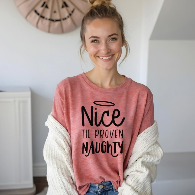Nice Til Proven Naughty | Fun Black Text Weihnacht Tri-Blend Shirt (Nice Til Proven Naughty | Fun Black text Christmas Tri-Blend Shirt)