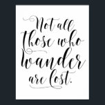 Nicht alle, die wandern, sind schwarz verloren poster<br><div class="desc">Modernes und skurriles Zitat-Poster mit schwarzer moderner Kalligraphie. Dieses Design ist in verschiedenen Produkten und Farben erhältlich. "Nicht alle,  die wandern,  sind verloren."</div>