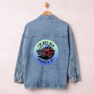 Nicht alt, nur klassischer Retro-Autoreifen-T-Shir Jeansjacke