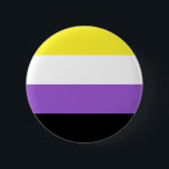 Nicht binärer Stolz Button<br><div class="desc">Die nichtbinäre Flagge wurde 2014 von Kye Rowan, dem Aktivisten, erstellt. Jede Stripfarbe stellt verschiedene Typen nichtbinärer Identitäten dar: Gelb für Menschen, die sich außerhalb der Geschlechterbinäre identifizieren, weiß für nichtbinäre Menschen mit mehreren Geschlechtern, lila für solche mit einer Mischung aus männlichen und weiblichen Geschlechtern, und schwarz für weibliche Altersgenossen....</div>