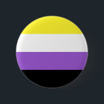 Nicht binärer Stolz Button<br><div class="desc">Die nichtbinäre Flagge wurde 2014 von Kye Rowan, dem Aktivisten, erstellt. Jede Stripfarbe stellt verschiedene Typen nichtbinärer Identitäten dar: Gelb für Menschen, die sich außerhalb der Geschlechterbinäre identifizieren, weiß für nichtbinäre Menschen mit mehreren Geschlechtern, lila für solche mit einer Mischung aus männlichen und weiblichen Geschlechtern, und schwarz für weibliche Altersgenossen....</div>